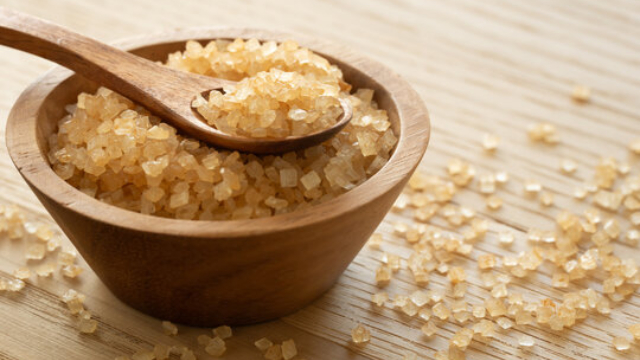 木の器に入ったザラメ糖の写真。米津玄師『IRIS OUT』の歌詞にある「ザラメ」の比喩を説明するためのイメージ